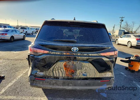 2021 Toyota Sienna Xle z USA, uszkodzony, nr VIN 5TDYRKEC3MS067069